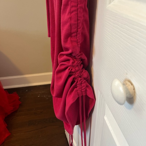 Fuchsia long sleeve with cinchabke sides . - Picture 4 of 5